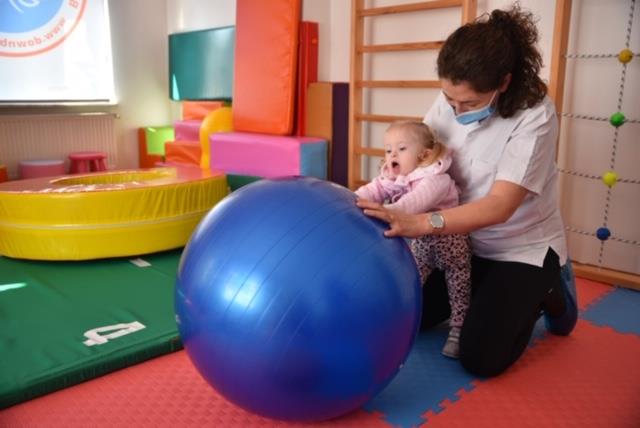 Danmanlk, salk, eitim ve sosyal destek hizmetlerine eriimleri de kolaylarken, ocuklarn geliiminin takibi de yaplyor. Projeye, Bursa?da ikamet eden ve zel gereksinimi bulunan 0-3 ya aralndaki ocuklarn aileleri 0224 716 21 82 nolu telefondan veya engellilersbmd@bursa.bel.tr adresine mail atarak bavuru yapabiliyor.