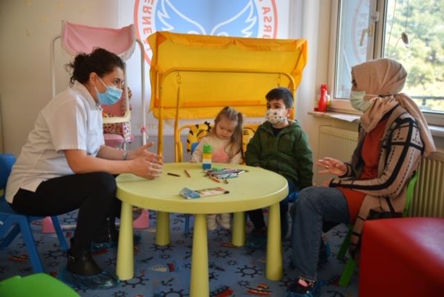 Proje paydalarndan Bursa Down Kardelii Dernei?nin Bakan Glay bilolu, 2015 ylnda birka down sendromlu ocuun aileleri tarafndan kurulan dernekte hak savunuculuu ve aile danmanlyla ilgili ailelere destek verdiklerini syledi. Bursa Bykehir Belediyesi ile ?Bir ev bir dnya? projesini gerekletirdiklerini belirten bilolu, 0-3 ya ocuklarn eitimi ve ailelerin bilgilendirilmesiyle ilgili gzel almalar yapldn ifade etti.