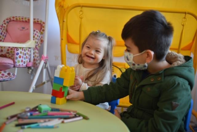 Birebir grme<br>  Ailelerle birebir grmeler gerekletiren Psikolog Oya Berber, Bursa Bykehir Belediyesi Engelliler ube Mdrl tarafndan covid dneminde 0-3 ya arasndaki ocuklarn salk hizmetlerinden daha rahat yararlanmas ve eitimlerinin aksamamas iin aileleri destekleyici program hazrlandn dile getirdi. almann srdrlebilir olduunun altn izen Berber, ?Srekli ailelerle irtibat halindeyiz. Proje kapsamnda ailelerle gryoruz. Daha sonra aile danmanl, eitim hizmeti, fizyoterapi desteiyle ailelere pandemi srecinde eksik kaldklar ara destekleri salyoruz. 30 aileyle belirli periyotlarla grmeler yaptk. Yeni kaytlar almaya devam ediyoruz? dedi.