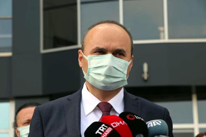 Edirne Valisi Ekrem Canalp, l Hfzsshha Kurulu toplantsnn ardndan yapt aklamada, "u anda pandeminin geen yl lkemizde balad ay ve gnlerdeyiz. Pandemi geen yl Edirne'de nispeten yksek bir seyirle balamt. Sonrasnda alm olduumuz tedbirlerle hem kamu kurum ve kurulularmzn hem de sivil toplum kurulularmzn ve vatandalarmzn ald tedbirlerle Edirne, aylar boyunca Trkiye'de en az vaka kan il olmutu. Belli aylarda da nfusa gre en az vaka kan illerden bir tanesi ilimiz. u anda da 100 bin nfusa den toplam vaka saysna baktmzda Edirne hali hazrda da Trkiye'de en az vaka kan, vaka says olan illerden biri olmaya devam ediyor. Ancak konjonktrel olarak yksek bir seyirde vaka saylarmz devam ediyor. Toplam vaka saysnn az olduu bir il olmak ayn zamanda ok belirgin bir dezavantaj da beraberinde getirmektedir. Bu da toplum baklnn nispeten dk olmasdr. Bu da virsn yaylma hz asndan ok daha kolay, ok daha avantajl bir konumu, bizim amzdan ise dezavantajl bir konuma getirmektedir" dedi.