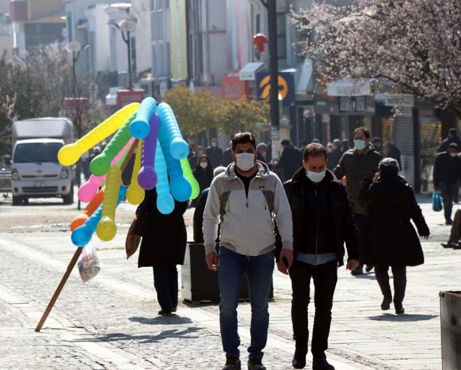 "Aldmz btn tedbirler, vatandalarmzn binalardan dar admn attktan sonra ortaya kan ve fayda salayan tedbirlerdir" diyen Canalp, "Yani bugn sokakta, Edirne'de gezerseniz, istisnalar dnda herkesin maske taktn grebilirsiniz. Edirne'de u anda 50 bin tane el tipi dezenfektan aleti ve 200 tane plverizatrl ekiple dezenfekte yapyoruz. Her gn 20 tonun zerinde dezenfektan maddesini de kullanyoruz. En kritik olan i yerlerinin tamamn da bu ekilde cretsiz dezenfeksiyon yapyoruz. Bunun dnda sosyal mesafe ile ilgili ve i yerleriyle ilgili dinamik denetim sreciyle ilgili en youn aba ve gayreti gstermeye devam ediyoruz. Ancak; d ortamda alm olduumuz tedbirler ne kadar iyi olursa olsun, bizim ayn zamanda baka bir tedbire de mutlaka hassasiyet gstermemiz gerekiyor. Bu da sosyal izolasyon. Pandemi ile ilgili alnacak tedbirlerin belki de en kritik olan noktas burasdr. Bina dna ktmzda nasl ok dikkat ediyorsak, binann ierisinde kaldmzda da kylerde evler aras temas olduu zamanda da bunun minimize edilmesi gerekiyor."