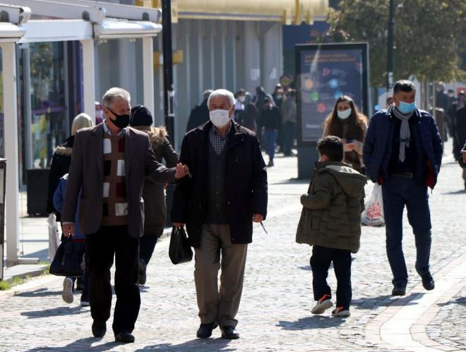 "VARYANT VRSLE MACADELE EDYORUZ"<br>  Vali Canalp, szlerini yle srdrd:    "u anda varyant virsle mcadele ediyoruz. Youn ekilde mcadele ettiimiz yeni varyant virsn de yaylma hz ok daha yksek bir seviyede maalesef. Bu da devam ettii iindir ki bizim yapmamz gereken ey bu ift etkiden dolay, hem az vaka kan bir il olmas hem de toplum baklnn az olmasndan dolay ve ayn zamanda da varyant virsle mcadele ediyor olmamzdan dolay btn abamz ve gayretimizi iki katna karmamz gerekiyor. Nasl ki geen yl bu zamanlarda ilkbahar dnemi boyunca youn bir gayretle Trkiye'nin en az vakas olan il olmay baarabildiysek, bu yl da dezavantajlarmza ramen abamz ve gayretimizi daha da artrmak suretiyle yine ayn konumlara gelmemiz mmkndr. Bunun iin de gerek pandemi kurullarmz gerekse btn kamu kurumlarmz ve sivil toplum kurularmz, odalarmz, borsalarmz, siyasi partilerimizin, herkesin abas ve gayretini artrarak devam ettirmesine ihtiya var" dedi.