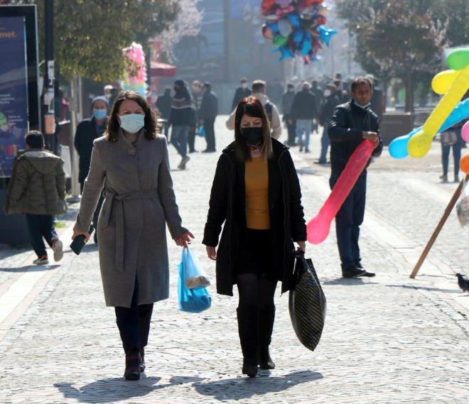 Vali Canalp, vatandalardan istei olduunu ifade ederek, "Bizler kamu kurum ve kurulular olarak, gemiten ok daha yksek bir motivasyonla ok daha azimli ekilde almaya devam edeceiz. Ltfen, nisan aynn sonuna kadar kimse, komusunu hi ziyaret etmesin. Hatta bizim kltrmzde anne babasn ziyaret eden evlat hayrl evlattr. Evlatlar, istirham ediyorum iki ay sreyle hayrsz evlat olsunlar ve 2 ay boyunca anne ve babasn dahi ziyaret etmesinler. Kardeler, birbirlerini 2 ay sreyle ziyaret etmesinler, komularmz 2 ay sreyle hibir ekilde ziyaret etmeyelim. Eer komumuz bize ziyaret talebinde bulunuyorsa onu da kabul etmeyelim. nk u anda bizim gnlk olarak takip etmi olduumuz filyasyon almalarnda, vaka kaynana ilikin olarak ortaya kan tablo maalesef unu ortaya koyuyor ki, binalarn dndaki kaynaklardan ok daha nemlisi, bina ii sebeplerden kaynaklanan virsn yaylmas sz konusu. Dolaysyla bu noktada da btn Edirnelilerden istirhammdr, ltfen 2 aylk sreyle sosyal izolasyona her zamankinden ok daha fazla dikkat edelim. nallah hepimizin abasyla, gayretiyle Edirne'mizi de hak ettii noktalara hzl ekilde ulatrm olalm."