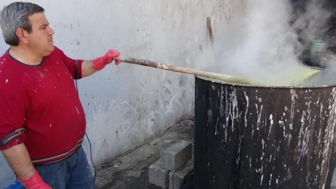 Gnde bir tondan fazla sabun rettiini belirten Bayram, srrn kimseyle paylamadn sylyor.