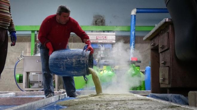 Bayram, aalarn dibine dklen zeytinlerden yaplan ve yksek asitli olduu iin yemeklerde tercih edilmeyen zeytinyalarn kazanlarda 7 saat boyunca 100 dereceyi bulan scaklkta kaynatp, iine sadece kostik ilave ederek, kalplara dkyor.