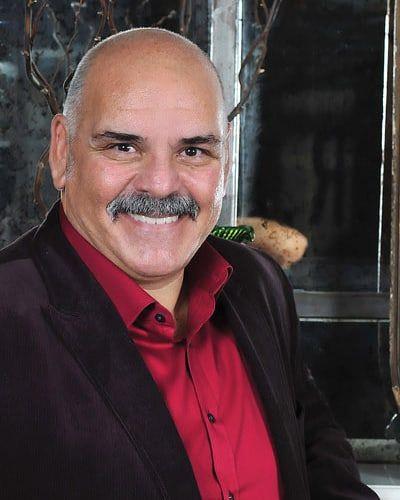 "Ben 44 yanda bu hastala yakalandm" diyen usta oyuncu, "ok erkendi baktnz zaman. Tabii o yalarda yapabileceim eylerden maalesef erken koptum. Mesela eskiden arkadalarla toplanr, hal sahada ma yapardk. Kalp yetersizlii sonrasnda hal saha malarnda oynayamadm. Ben yapamadklarm bir kenara atp, yapabildiklerimden veya yapabileceklerimden keyif almaya baladm" eklinde konumutu.