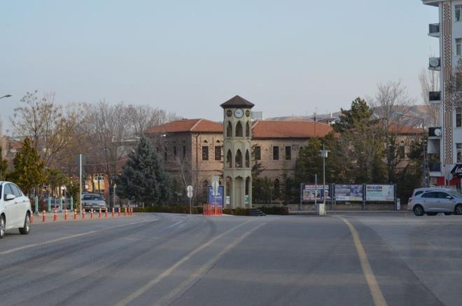 Salk Bakanl'nn aklad haritaya gre, ok yksek riskli il olarak krmz kategoride bulunan Aksaray'da bugn sokaa kma kstlamasnda bakkal ve manavlar da kapatld.