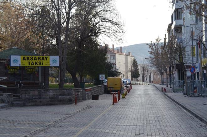 Kstlamalara uyulurken, polis de kentin farkl noktalarnda kontrol noktalar oluturdu. Salk Bakanl'nn dn yapt aklamada Aksaray'daki vaka says 123,08?den 140,89?a ykseldi.