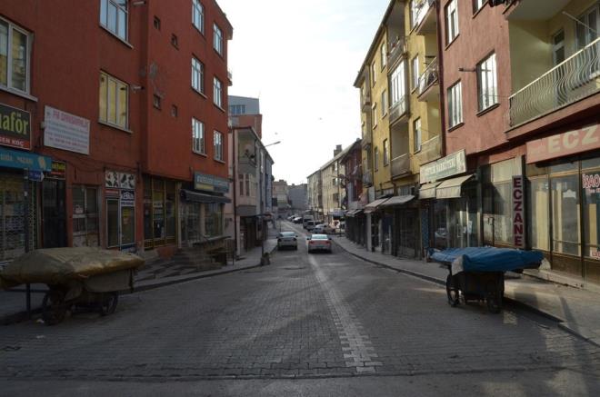 Kentte dier illerden farkl olarak tam kapanma uygulamas yaplyor. Bakkal ve manavlar dahil kapatld.