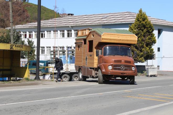 zdemir?in rettii tanabilir karavan tipi yayla evleri, Trkiye?nin her yerinden talep gryor. Altna monte edilen tekerlekler sayesinde balad her ara tarafndan kolayca tanabilen ve dubleks olan ahap evlerde; oturma yeri, mutfak, tuvalet, banyo ve yatak odalar bulunuyor. inde elektrik aksam scaktan souktan etkilenmeyecek ekilde tasarlanan ahap evlerde; temiz sudan atk su depolarna kadar, gne enerji panellerinden elektrik ihtiyalarna kadar her ey salanyor