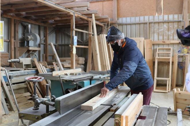 "ABD?DEN TALEP VAR"  Dededen kalma ahap ev meslei ile uratklarn syleyen Nesrullah zdemir, ?Meslei dede baba derken biz devraldk. Son 5 yldr da bu yryen evleri yapyoruz. u an pandemi dolaysyla bu evler ok revata. Depremlerin olmas da satlar tetikledi. Bu ara ar bir talep var. Bursa, Tekirda, zmir, stanbul ve birok ilden sipariler geliyor. ABD?den de talep oldu. Yetiemeyeceimizi dnerek onlara evet demedik. ABD?de bu evler oka kullanlyor. Fakat ok pahal olduu iin buradan almak istediler. Biz yurt iinden gelen taleplere ancak yetiebildiimiz iin olumsuz cevap verdik. Zaten ayda 5-6 tane ancak retebiliyoruz? dedi.