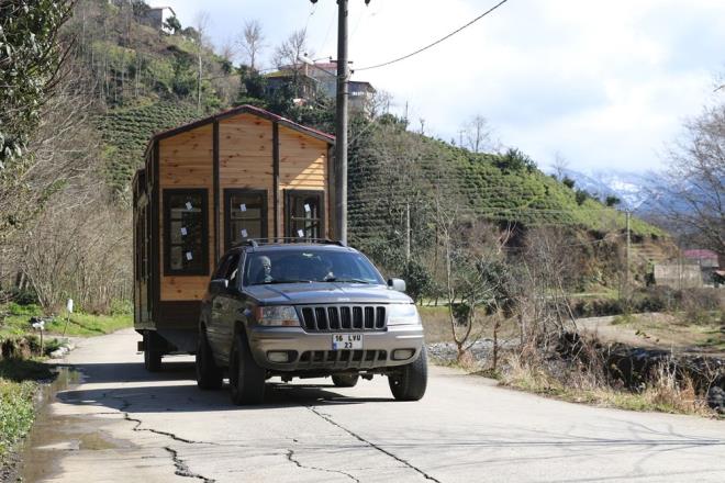 "MRLERN BU EVLERDE GEREN NSANLAR VAR"  Tanabilir ahap evlerin mimar Bar zdemir de, ?Evleri insanlarn kullanm alanna gre tasarlamay planlyoruz. Bu dnem turistik amal daha ok sipari alyoruz. ki katl, tek katl modellerimiz var.  yeri olarak kafeterya olarak kullanmak isteyenler var. Bu alanlara da zel tasarmlar yapyoruz. ki katl loft modellerimiz ok satlyor. Alt katta oturma yeri, ak mutfak, banyo tuvalet, st katta ise yatak odalar olan modeller daha ok tercih ediliyor. Bu evler aslnda dnyada bir akm haline geldi. Dar alanlarda kaliteli yaam tercih edenler var. mrlerini bu evlerde geiren insanlar var. Trkiye?de bu aslnda ok bilinmiyor. Birka yl iinde saylarnn daha ok olacana inanyorum. Bu evlerin iinde temiz su atk su depolarna kadar gne enerji panellerinden elektrik ihtiyalarna kadar her eyi salyoruz?
