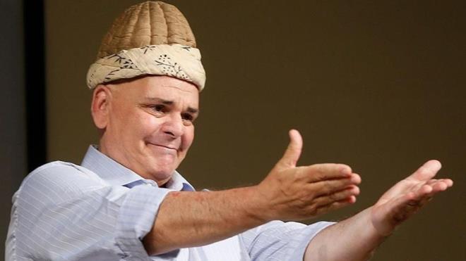 ztekin, 1992-1995 yllar arasnda srasyla Nkhet Duru ve Demet Akba'la birlikte "Mzikomedi", Hlya Avar, brahim Tatlses ve yine Demet Akba'la "Mega Show" programlarna imza att.  Demet Akba ve Ayen Gruda ile "Yeil Kabare ovlar"n bir dnem izleyicinin beenisine sunan sanat, 1994'te Gani Mjde ve Ylmaz Erdoan'n yazd "2071'de Trkiye" adl mzikali sahneye koyup, oynad.