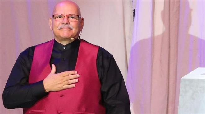 Ferhan ensoy'un Ortaoyuncular Topluluu'yla profesyonel tiyatro oyunculuuna adm atan ztekin, 1980-1992  arasnda "ahlar da Vururlar", "Kahraman Bakkal Spermarkete Kar", "inden Tramvay Geen ark", "stanbul'u Satyorum" bata olmak zere Ortaoyuncular Tiyatrosu'nun tm oyunlarnda rol ald.