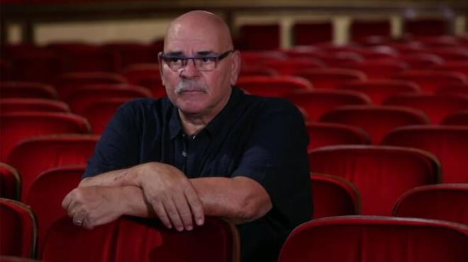 Oynad tiyatro oyunlar    ahlar da Vururlar (1980-85)  Kahraman Bakkal Spermarkete Kar (1981-83)  Anna?nn 7 Ana Gnah (1983-84)  Frnc kr, Deli Vahap ve tekiler (1984-85)  Hayrola Karyola (1985-86)  Eek Arlar (1985-86)  Muzr Mzikal (1986-87)  inden Tramvay Geen ark (1986-87)  stanbul?u Satyorum (1986-87)  Don Juan le Madonna (1988-89)  Soyut Padiah (1989-90)  Yorgun Matador (1990-91)  Akmzn Gemisi Fndk Kabuu (1991-92)  Gle Gle Godot (1992-93)  Aptallara Gzel Gelen Televizyon Dizileri (1996-97)  Haldun Taner Kabare (1997-98)  ok Tuhaf Soruturma (1998-99)  Parasz Yaamak Pahal (1999-2000)  Fine Pahesu (2000-01)  Kk Bitti Zkkm Zulada (2001-02)  Sahibinden Satlk Birinci El Ortaoyunu (2001-02)  Biri Bizi Dikizliyor (2003-04)  Uzun Donlu Kiot (2004-05)  Kiralk Oyun (2005-06)  Bogezen ve Kalfas (2008)  Mzikaller  Muzr Mzikal (1986)  2071'de Trkiye (1994)  Yldzlarn Altnda (2005)