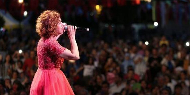 Sanat kriye Tutkun, kendisine dair merak edilenlerle ilgili olarak Hrriyet gazetesinden Tlay Demir?e konutu. Tutkun, ?Szm benim yaadklarm yaayanlardan, babasz byyenlerden baka kimse anlamaz? dncesini dile getirdi.  ?Babanz sizi niye terk etmi??    ocuk yata babas tarafndan terk edildiklerini belirten Tutkun, ?Babanz sizi niye terk etmi?? sorusuna ?Bir gn annemle kavga ediyorlar. Babam ekip gidiyor, boanmak iin falan da gelmiyor galiba. Yllar sonra beni bulmak iin geldiinde ise trafik kazas geiriyor? yantn verdi.