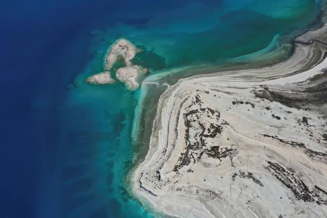 2019 ylnda Trkiyeli ve Amerikal bilim insanlarndan oluan bir ekip Salda Gl'ne bir keif gezisi dzenlemilerdi.  Gln evresindeki byk ta ktlelerinden anm mikrobiyalitler aratrmann temel sebebi. Aratrmaclar bu mikrobiyalitlerin mikroplarn yardmyla olutuu dncesindeler.    Perseverance'nin toplayaca rneklerde de mikrobiyalit izi aranacak.