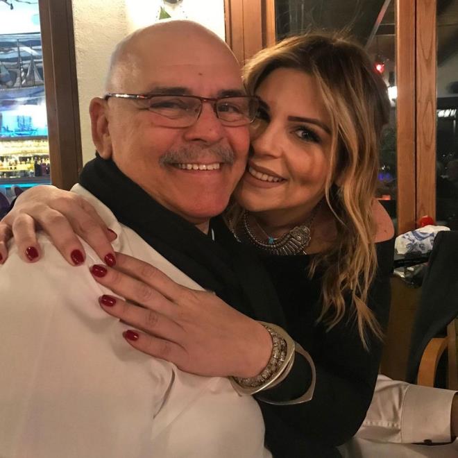 Rasim ztekin'in ei Esra Kazancba ztekin ve kz Pelin ztekin, usta tiyatrocunun pandemi konusunda gsterdii zel hassasiyet nedeniyle snrl katlml bir tren dzenleneceini duyurdu.