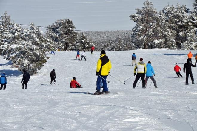 YILIN BROK GN GNEL VE I TEHLKES YOK  Alp ve kuzey disiplini kayak uygulamalar ile kayak safari ve kzakl gezilerin de yaplabildii kayak merkezi, snowboard sporu iin hazrlanm pistleriyle de kayakseverlerin ilgisini ekiyor.