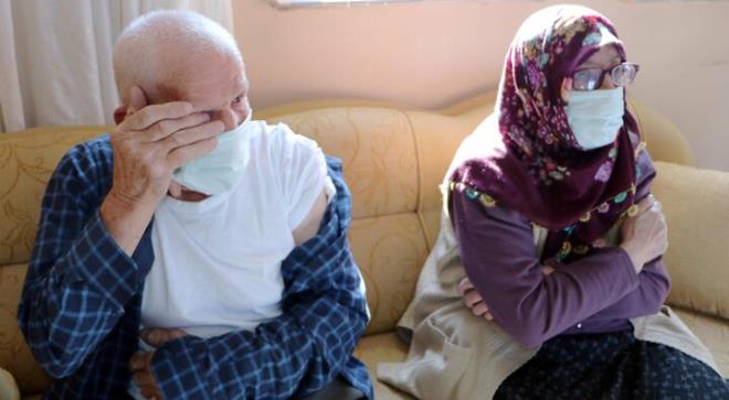 Salk ekibinin son dura Gelinkaya ky oldu. A yaplacak olan 82 yandaki Mhme Ycel'in evine giden ekip, kontrolleri yaptktan sonra ay hazrlad. Hemire, d iin st ste giyinen Ycel a yaplaca sol kol omuzuna ulaamad. Ekip, yal kadnn kyafetlerinin bir ksmn karmasn istedi. zerindeki giysilerden Ycel'in koluna yine ulalamad. Birka denemeden sonra yine olmaynca ekipteki hemireler yal kadn bo bir odaya gtrp zerindekileri kartarak ay yapabildi. 20 yl nce olunu ve bir ay sonra da eini kaybettikten sonra zntden srekli terlediini ya da dn ifade eden Mhme Ycel, "u an zerinde en az 10 tane kyafet var. Salk ekibi biraz zorland ama kusura bakmasn. A olmaktan korkuyordum ama hi sorun olmad. Korkmaya gerek yokmu" dedi.