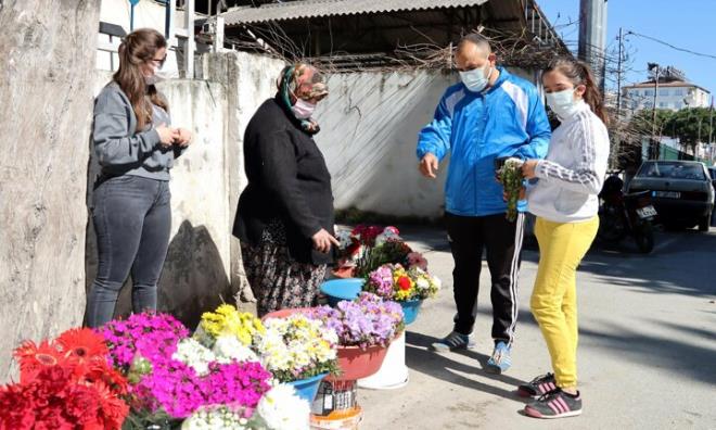 Merkez Aziziye le Salk Mdrl'nde grevli Dr. Muhammed Berat Alkan, hemireler engl Yldz, Esra Kaplan ve anestezici Muhammet Ylmaz, yallar ev ortamnda alamak iin kylerine gitti. l ve ile merkezlerinin yan sra krsal ve yksek kesimlerde kar yann youn olduu blgelerde de a almalarn srdren ekipler zaman zaman karl yollarda yrmek zorunda kald. Ekibin ilk dura 81 yandaki eref zmen'in yaad Saryayla ky oldu. zmen'i alayan ekip, daha sonra Farize- Sddk akmak iftinin yaad Baakmak kyne ulat. Alama srasnda 4 ocuk babas Sddk akmak, "Bizim sahibimiz varm" diyerek alamaya balad. Salk ekibini de duygulandran akmak, " kzm evlenip gitti, kyde bir olum kald. Eimle birlikte yayoruz. A iin randevu almtk. Ksa bir sre sonra salk ekibi kymze geldi ve bize sahipsiz olmadmz gsterdi. ok duygulandm. Allah devletimize zeval vermesin. Devletime canm feda olsun. Bizim iin kalkp burala gelmiler. Devletin yanmzda olmasn grmek gzel bir duygu" diye konutu.