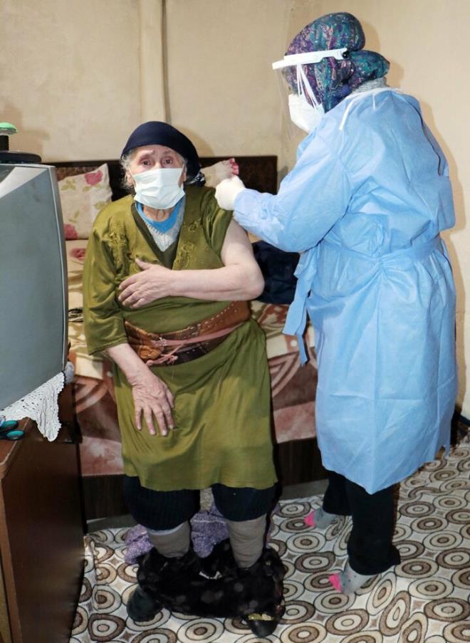 le merkezi veya kylerde randevu alan vadatandalara ulamaya altklarn ifade eden Dr. Muhammed Berat Alkan, "lemize bal ok uzak kyler var. Ama bunlar bizim iin hibir zaman engel deil. Merkez veya krsal kylerde a iin randevu alan btn vatandalarmza ulamaya alyoruz. Bazen ise karl yollarda yrmek zorunda kalabiliyoruz.