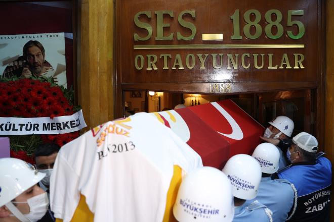 Usta sanat iin corona virs nlemleri kapsamnda az sayda katlmda tren dzenlendi.  Tren mangas usta oyuncunun tabutuna omuz vererek, tiyatro sahnesine getirdi. Ailesi, sevenleri ve sanat camiasndan ok sayda kii, usta oyuncu iin son grevlerini  yapmak zere tiyatro salonuna geldi.