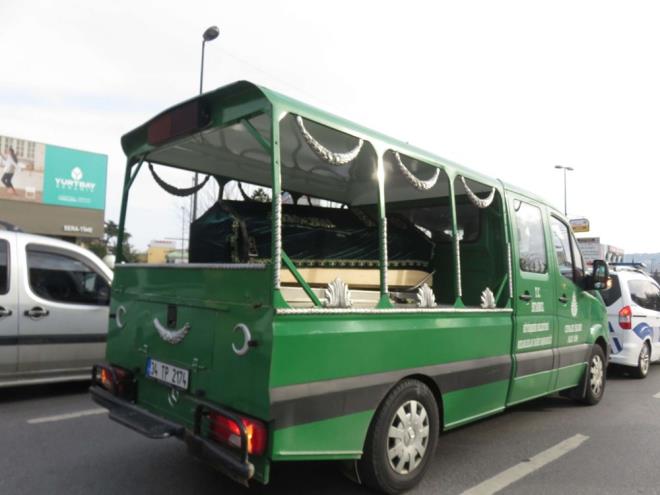 ztekin'in cenazesi, yaknlar tarafndan Dr. Siyami Ersek Gs, Kalp, Damar Cerrahisi Eitim ve Aratrma Hastanesi morgundan alnarak nce Zincirlikuyu Gasilhanesi'ne gtrld.