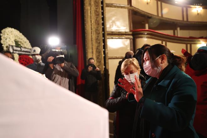 Usta oyuncu Zincirlikuyu Mezarl Camii'nde klnan cenaze namaznn ardndan Zincirlikuyu Mezarl'na defin iin yola kt.