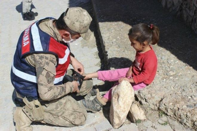 zdemir, "Sosyal medya zerinden ocuklar iin ayakkab talebinde bulundum. Bu talebime Eruh ilesinde grev yapan jandarma ekiplerinden yant geldi. Jandarma ekipleri bana yardm etmek istedi. Aldklar 150 tane ayakkaby ileye bal Yokulu kynde dattk.