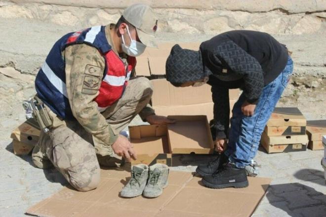 Mehmetik tarafndan alnan ayakkablar, Siirt?in Eruh ilesine bal Yokulu kynde ocuklara datld. Sosyal medya zerinden paylamlarna devam ettiini belirten Kadir zdemir, sosyal medya araclyla ulatklar Mehmetik tarafndan ayakkab alndn ve ayakkablarn maddi durumu iyi olmayan ocuklara beraber dattklarn syledi.