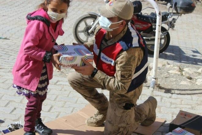 Yardm eden herkese ok teekkr ederim. Ayakkablar datrken ocuklarn yzndeki o masumiyet o mutluluk dnyalara bedel. Bunun tarifi yok, ok mutluyuz" dedi.