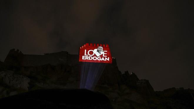 FET mensuplarna ait bir grup tarafndan Times Meydan`na yakn 42. sokak ile 8. Cadde kesindeki dijital ekrana Trkiye`yi karalamaya ynelik verilen reklam, Trk Amerikan toplumunun iddetli tepkisine neden olmutu.