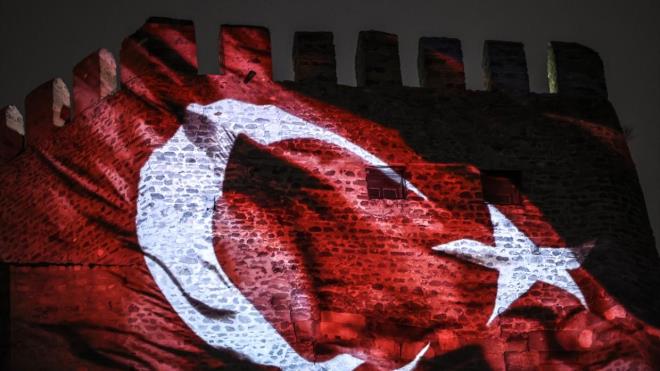 Reklam zerine New York kentinde, FET`nn karanlk yzn ve dnya iin oluturduu tehdidi anlatan dijital ekranl kamyonet dolatrlmt.