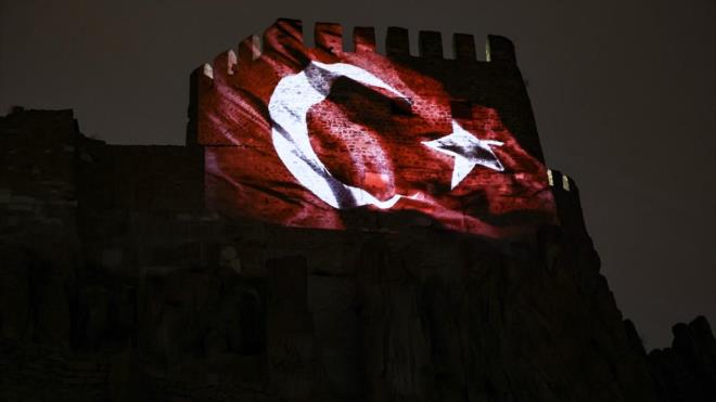 AK Parti Altnda le Bakan Fatih Bildik, yapt aklamada, "New York`taki Times Meydan`ndaki reklam panolarna FETcler tarafndan `Stop Erdoan` yazlarnn aslmasndan sonra bakent Ankara`dan, Ankara`nn kalbi Altnda`dan sesleniyoruz ve diyoruz ki, `19 yldr Cumhurbakanmzn arkasnda duran milletimizle beraber bizler de ayn ekilde durmaya sonuna kadar devam edeceiz.` Durmadan, yorulmadan sonuna kadar mcadelemizi vereceiz ve Sayn Cumhurbakanmzn arkasnda olduumuzu buradan beyan ediyoruz." ifadelerini kulland.