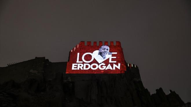 Trk toplumu yeleri, ilan yaymlayan Outfront Media reklam irketini telefon ve e-posta ile protestolarn ifade etmesi zerine reklam kaldrlmt.