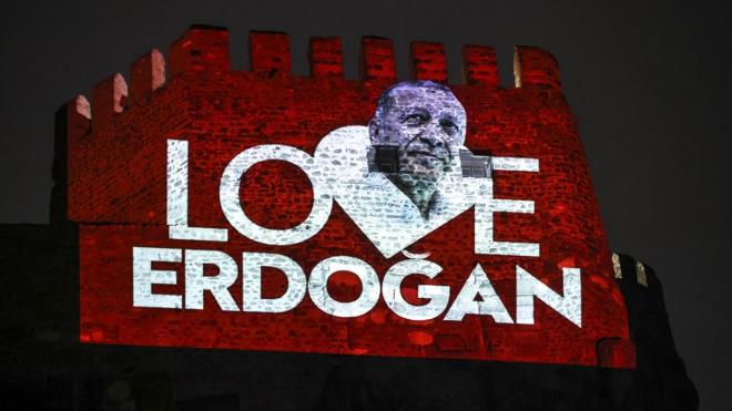 Reklam, Trkiye`de de tepkiyle karlanrken, birok ilde LED ekranlara "Love Erdoan" grselleri yanstld.