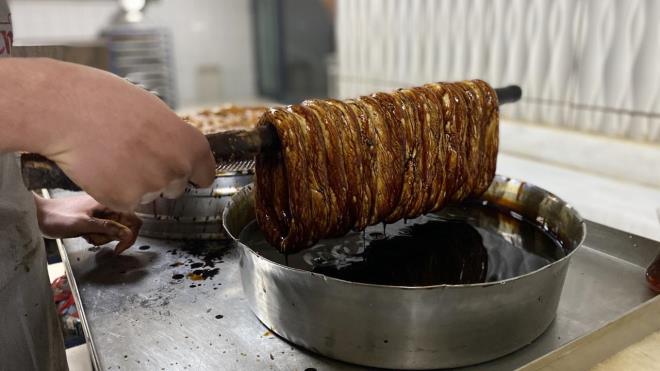 Ankara simidinin hamuru yorulduktan sonra, pekmeze batrlyor.