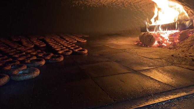 Daha sonra susam dolu bir tepsinin iine alnyor ve her yeri susamla kaplanyor.