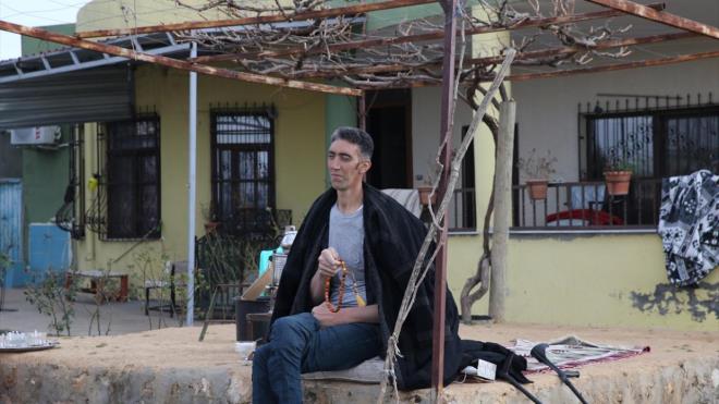 Derik ilesi Dede kynde yaayan, boyunun yan sra 27,5 santimetre uzunluundaki el ve 36,5 santimetrelik ayaklaryla da Guinness Rekorlar Kitab`na giren ve dnya rekorunu 12 yldr kimseye kaptrmayan "dev adam" Ksen iin Mira Kandili dolaysyla Mftlke hediyeler hazrland.