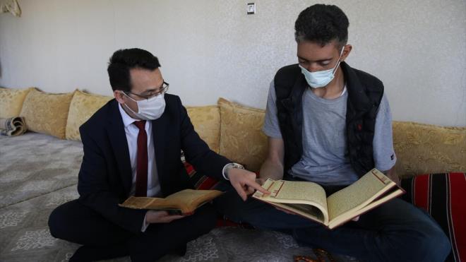 Ziyarette Ksen`e Kur?an- Kerim, tespihin yan sra Mardin Olgunlama Enstits ekiplerince yaklak 10 gnde ilenip hazrlanan 2 metre uzunluunda seccade hediye edildi.