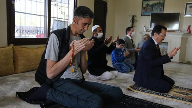 l Mfts Ali Hayri elik ve Mft Yardmcs Ali etin, Ksen`i kynde ziyaret etti.