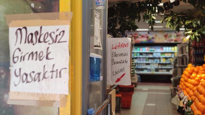 "Cenazelerimizi 15-20 kiiyle kaldryoruz"  Kyde oturan vatanda ve esnaf ise cenazelerde dahi kurallara uyduklarn belirterek, "Kurallara yzde 100 uyuyoruz. Ky bilinli bir ky. Cenazelerimiz 15-20 kiiyle kaldrlyor. Ziyaretlere kesinlikle gitmek yok. Dzce ehir merkezine dahi gitmemeye alyoruz. ok acil iimiz olursa gidiyoruz. imizi abucak grp geliyoruz. Hijyen kurallarna sonuna kadar uyuyoruz. Esnafmz her hafta ya da 10 gnde bir i yerlerini dezenfekte ediyorlar. Maskesiz gelen mteriler ieri alnmyor. Kurallara uymalar iin mteriler uyarlyor. Gurur duyuyoruz, onur duyuyoruz. nallah dier yerleim yerlerine de rnek oluruz" diye konutu.