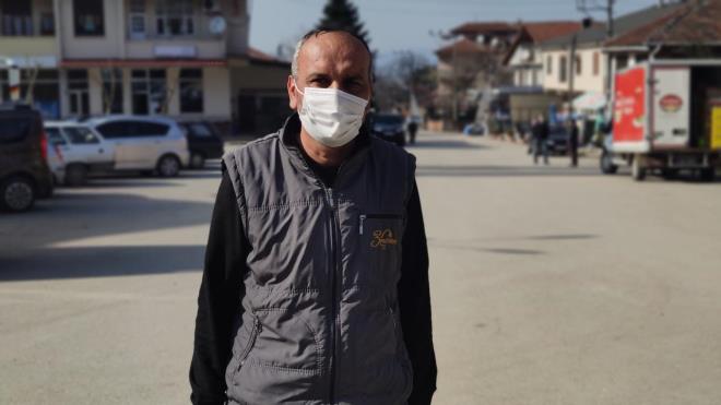 Kahvehaneye ve camiye giden vatandalar sosyal mesafe kurallarna tam anlamyla uydu.  Ky Muhtar zcan Ersoy vatandalarn kurallara uyduunu ifade ederek, "Bin 500 haneli 4 bin nfuslu kymz var. Aileleri uyardk. Pandemiden dolay elimizden gelen yardm yaptk. htiyalarn giderdik. Kyl olarak btn kurallara uyduk. Vatandalar gibi esnaflar da tm kurallara uydu. Dzce`ye giderken ayakta yolculuk etmedik. Pandemi hastas yok. u an sfr vakamz var. Salk ocaklar ve aile hekimlerimiz bize her konuda yardmc oldular" dedi.