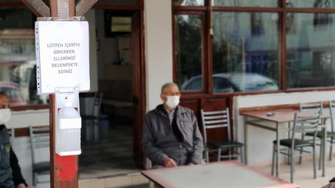 Salgnn pik yapt dnemde gnlk 20 civarnda vaka grlen kyde vatandalar, maske, mesafe ve hijyen kurallarn yerine getirirken, esnaf da i yerlerini 10 gnde bir dezenfekte etmeye balad.