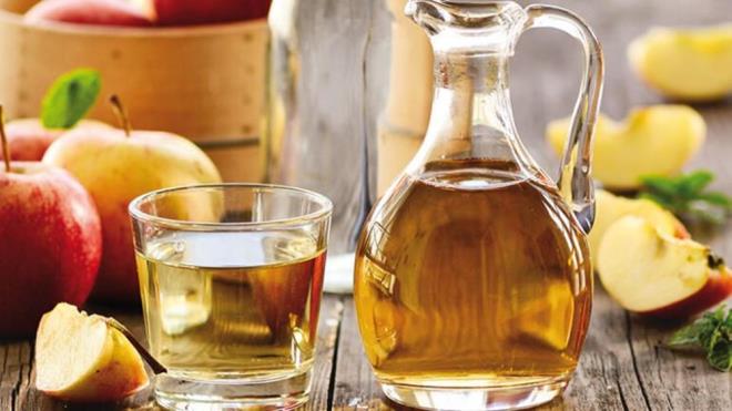 YANLI 4: SRKE LE GARGARA YAPMAK Y GELR  ?Tuzlu su? ile gargaraya (tuzsuz bile olabilir) evet ama ?klorin dioksit? eklenmi su ile gargara ya da ?sirke? ile gargaraya hayr! Dzenli ve sk aralklarla yaptnz doal gargaralar ?mekanik temizleme? yolu ile yarar. Ne var ki devreye klorin dioksit gibi ?riskli kimyasallar? girdi mi iler annda riskli hale geliverir.