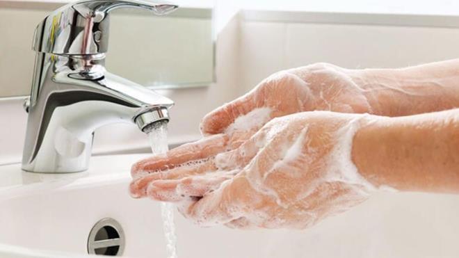 YANLI 10: EL DEZENFEKTANLARI SORUNU ZER  Mhim bir yanlg da budur. ?Bakterilerden korur!? diye pazarlanan szde antiseptik, dezenfektan ve mikrop ldrclerin ounun elinizi sk bir ?su-sabun temizliinden? daha ok koruyabileceini dnmeyin. Tekrarlayalm: Ellerinizi sk sk bol sabunlu su ile dikkatle, iyice ovarak ykayn