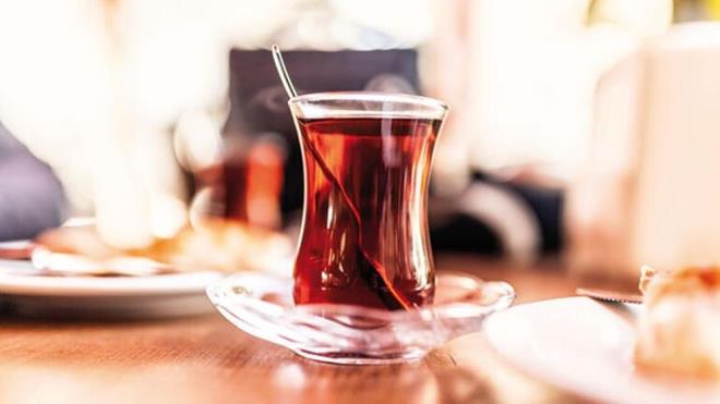 YANLI 7: SICAK ECEKLER YUDUMLAMAK LAZIM    Corona virs scaktan yani ?yksek sdan? holanmyor. Ne var ki ar scak iecekler az-boaz blgesini yakp kavurarak ?koruyucu epitel tabakay? ve ?nleyici baklk salglarn? tahrip ettiinden, size faydadan ok zarar verebiliyor. Ksacas ne scak su imek, ne de scak bitki aylar ile keyif yapmay dnmek corona virslerin pek umurunda deil. Tam tersine keyiflerini arttrabiliyor. Scak sudan mutlaka faydalanmay dnyorsanz tavsiyem u: Havlu ve araflarnz 60 derece ve zerinde scak su ile ykaynz, bu nlem ie yarayabilir.