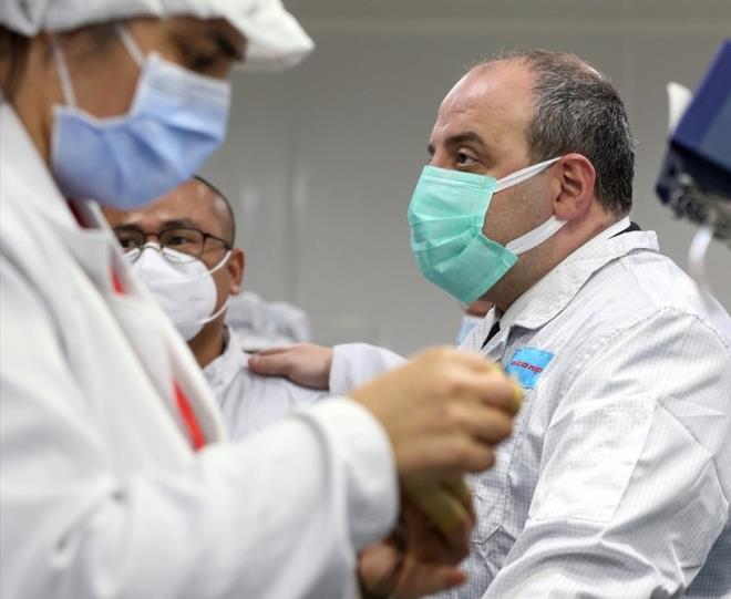 CKD?den itibaren retim  nmzdeki aydan itibaren bu fabrikada retilen telefonlarn sata sunulacan belirten Varank yle konutu: ?Telefon retimleri SKD ya da CKD?den balayabiliyor. SKD, daha az parann montajla bir araya getirilmesi. CKD ise komponentlerin daha en batan itibaren retilip yerletirilmesiyle yaplan bir retim eidi. Global firmalar, Trkiye?ye gelerek CKD?den itibaren artk retim yapmaya balayacaklar. Burada Xiaomi telefonlarnn retim testleri yaplmaya baland. nmzdeki aydan itibaren bu fabrikada retilen telefonlar Trkiye?de satlmaya balayacak. Bu senenin sonuna kadar da firma, CKD yatrmlarn tamamlamay dnyor.?