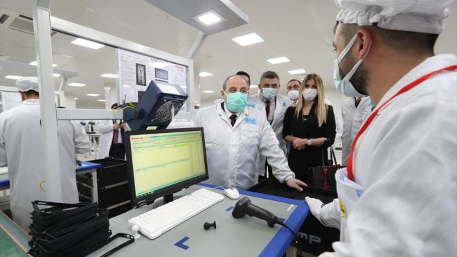 Yerli tedariki tavsiyesi  Tesiste yllk 5 milyon telefon retme kapasitesine ulalacan ifade eden Varan, ?Tabii ki global teknoloji firmalarnn Trkiye?ye yatrm yapmasndan, Trkiye?ye ilgi gstermesinden olduka memnunuz. Tabii ki onlara u tavsiyede bulunuyoruz: Trkiye?ye geldiinizde ltfen yerli tedarikilerle de grmelerinizi yapn. Kendi tedarik zincirlerinize Trkiye?deki yerleik tedarikileri de katmaya aln ve elbette Trkiye?den ihracat da hedefleyin. Trkiye nemli bir pazar. zellikle akll telefon anlamnda 10 milyonun zerinde telefonun satld bir pazar. Hem bu pazarda iddial bir ekilde bulunmak hem de Trkiye?deki yaptklar retimle dnyaya bu telefonlar satabilmek global markalar asndan nemli.?